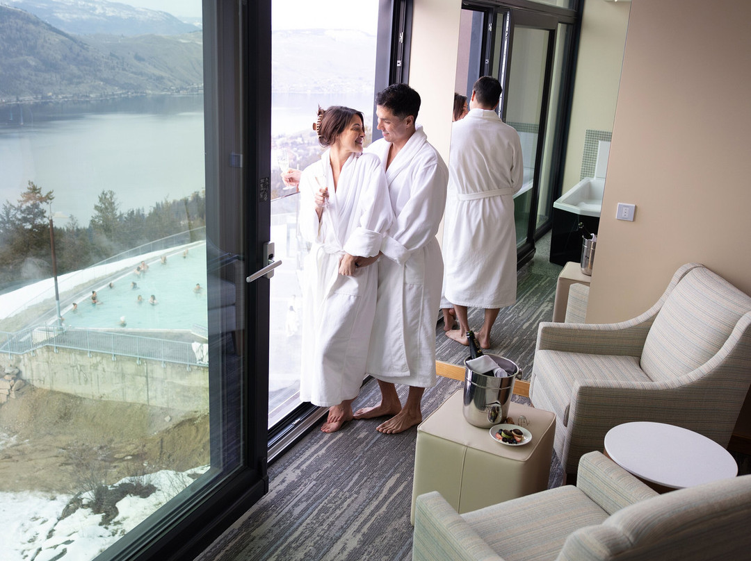 闪奕山庄度假酒店主图