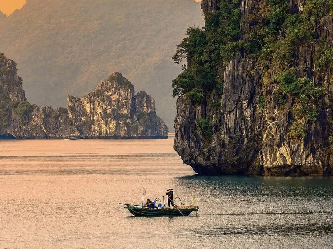 Cat Ba Bay