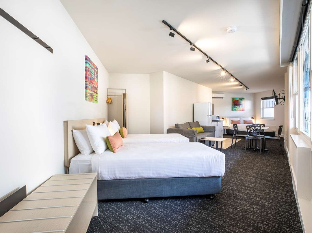 Nightcap at Glengala Hotel主图