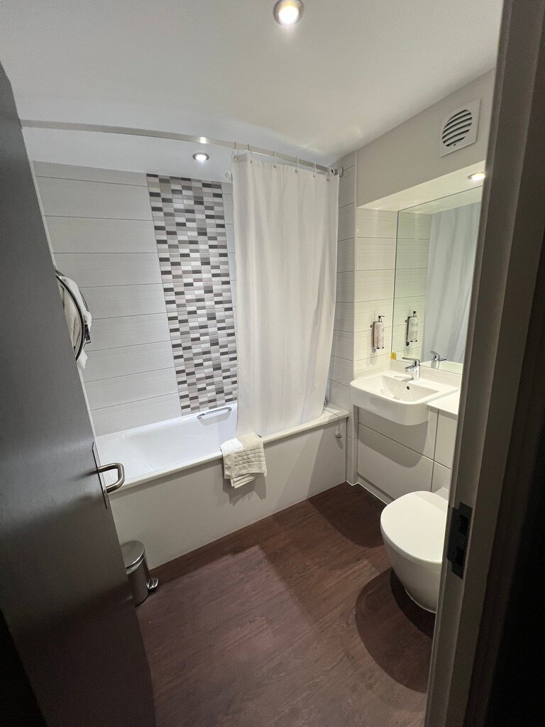 Premier Inn London Heathrow Airport Terminal 4 Hotel-浴室