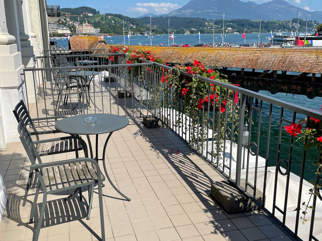 欧派斯酒店主图