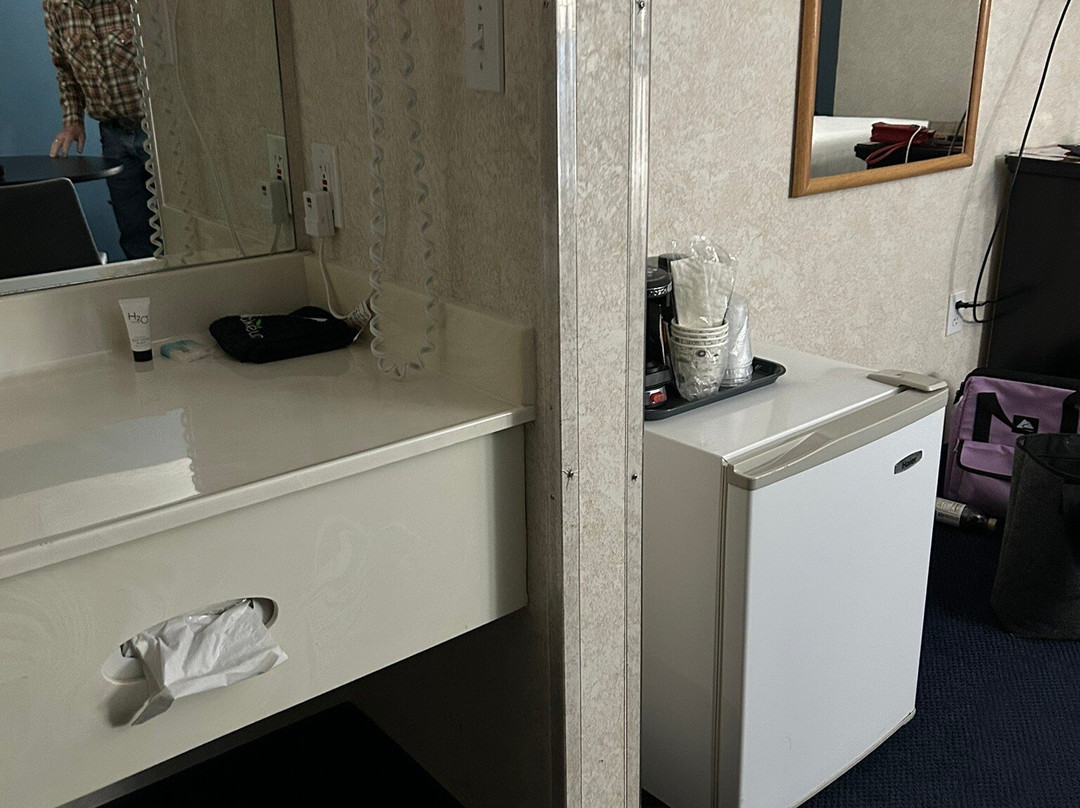 Schmidt's Creek Hotel主图