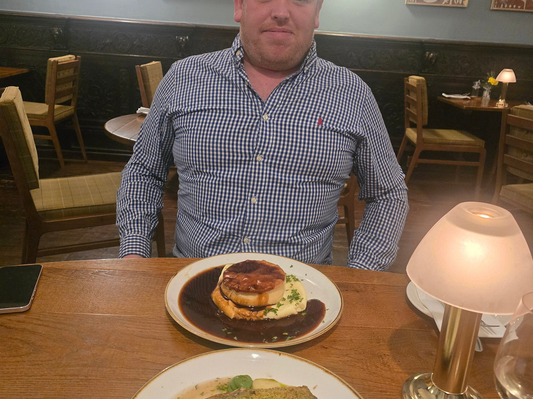 The Snooty Fox Hotel主图