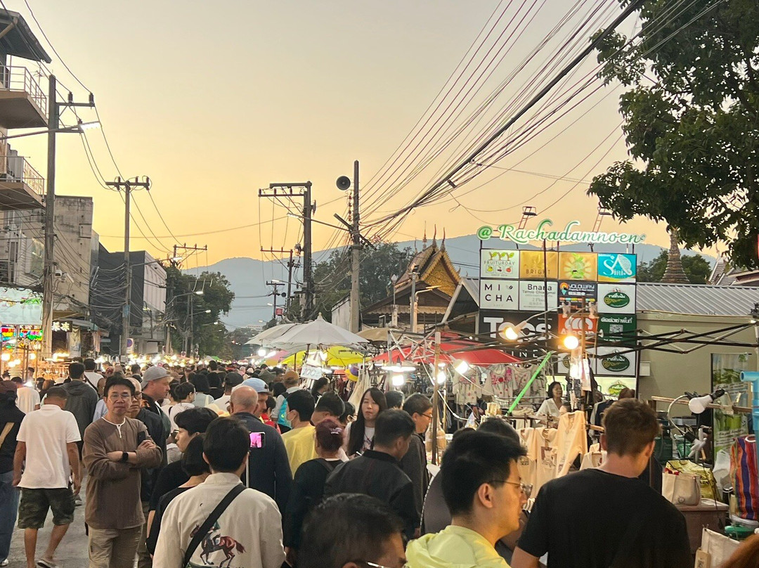 Sunday Night Market-Si Phum必去景点