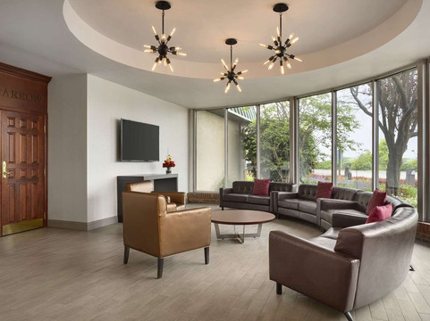 比弗福尔斯温德姆华美达酒店主图