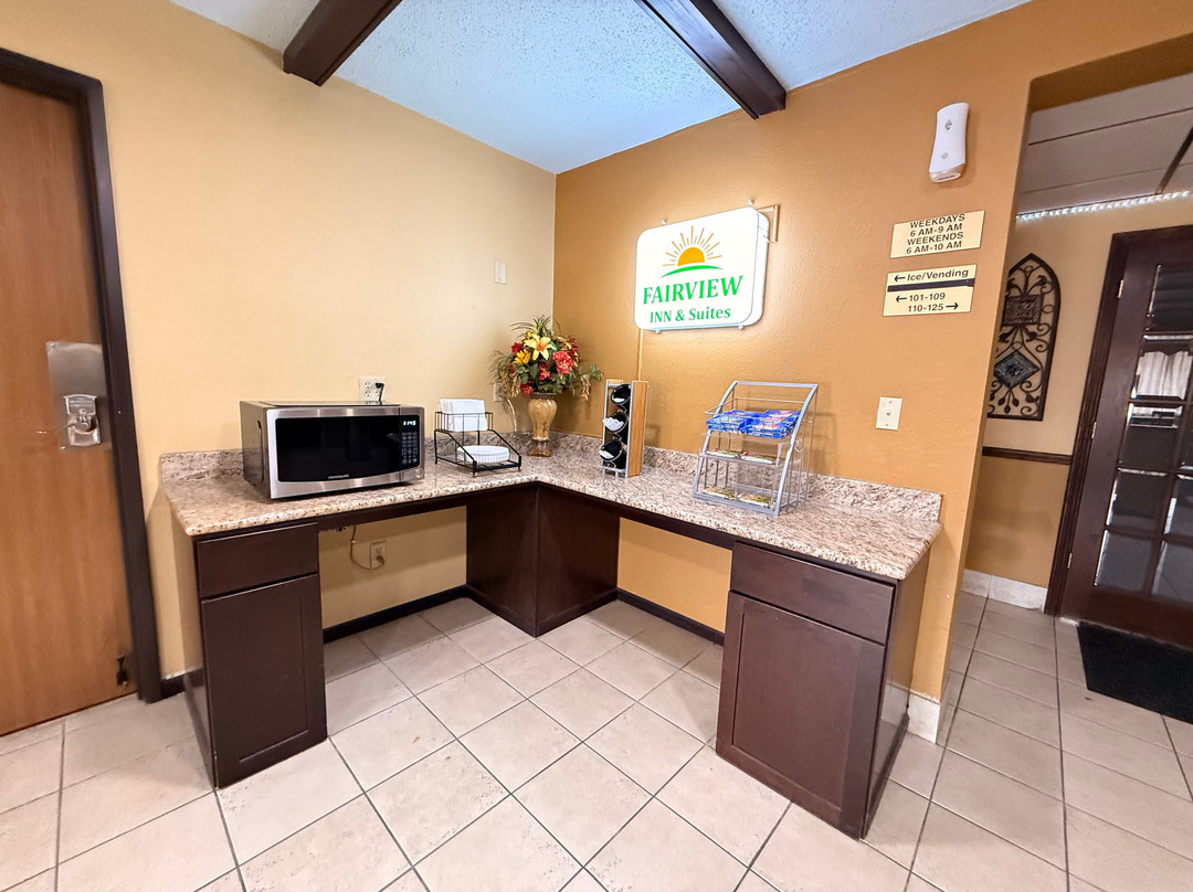 怀特沃特速8酒店主图