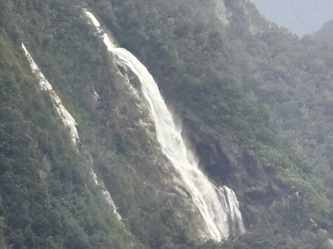 Bowen Falls-米尔福德峡湾必去景点