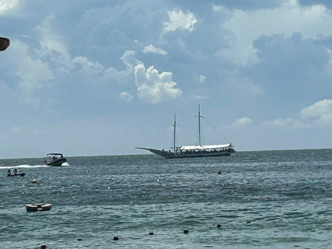 Praia João Fernandes-布基亚斯必去景点