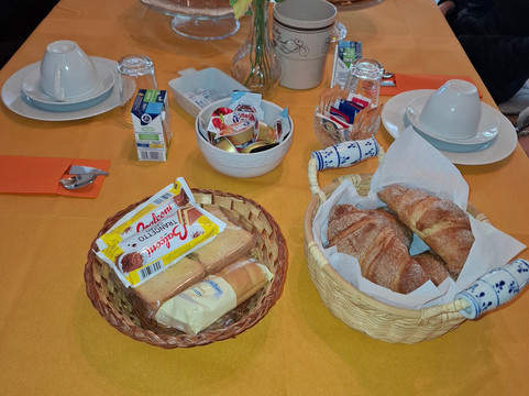 小松鼠酒店主图