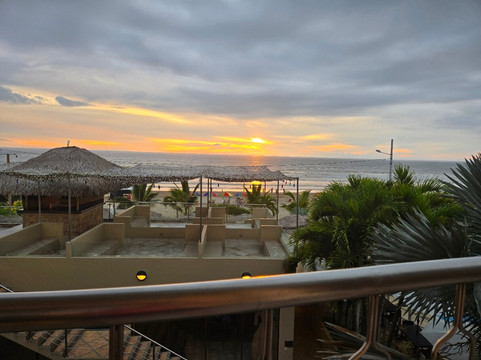 佛法海滩酒店主图