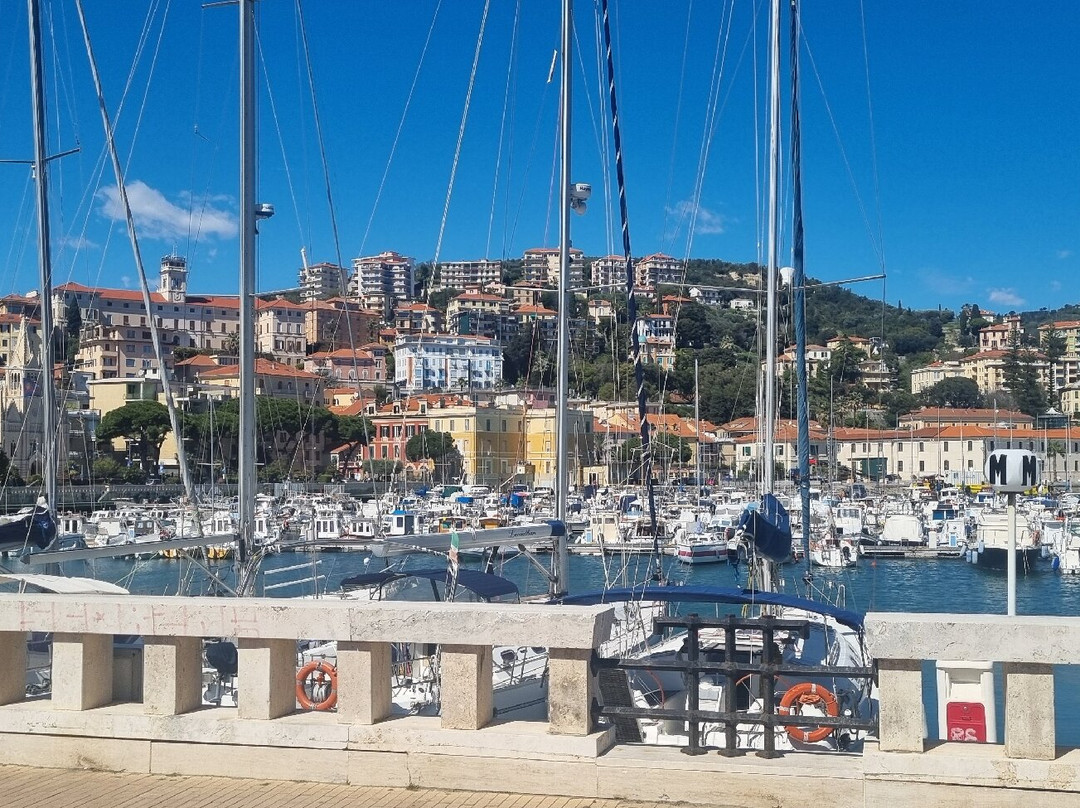 Lungomare cristoforo colombo-因佩里亚必去景点