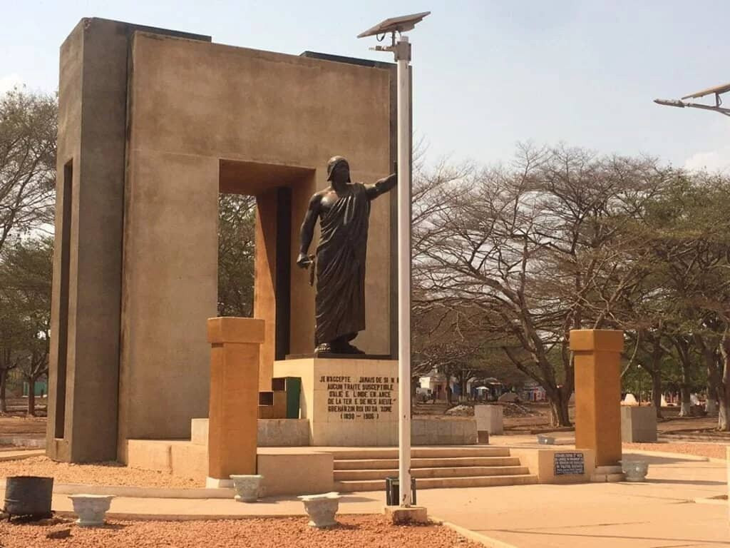 Statue Du Roi Béhanzin, Place Goho-Abomey必去景点