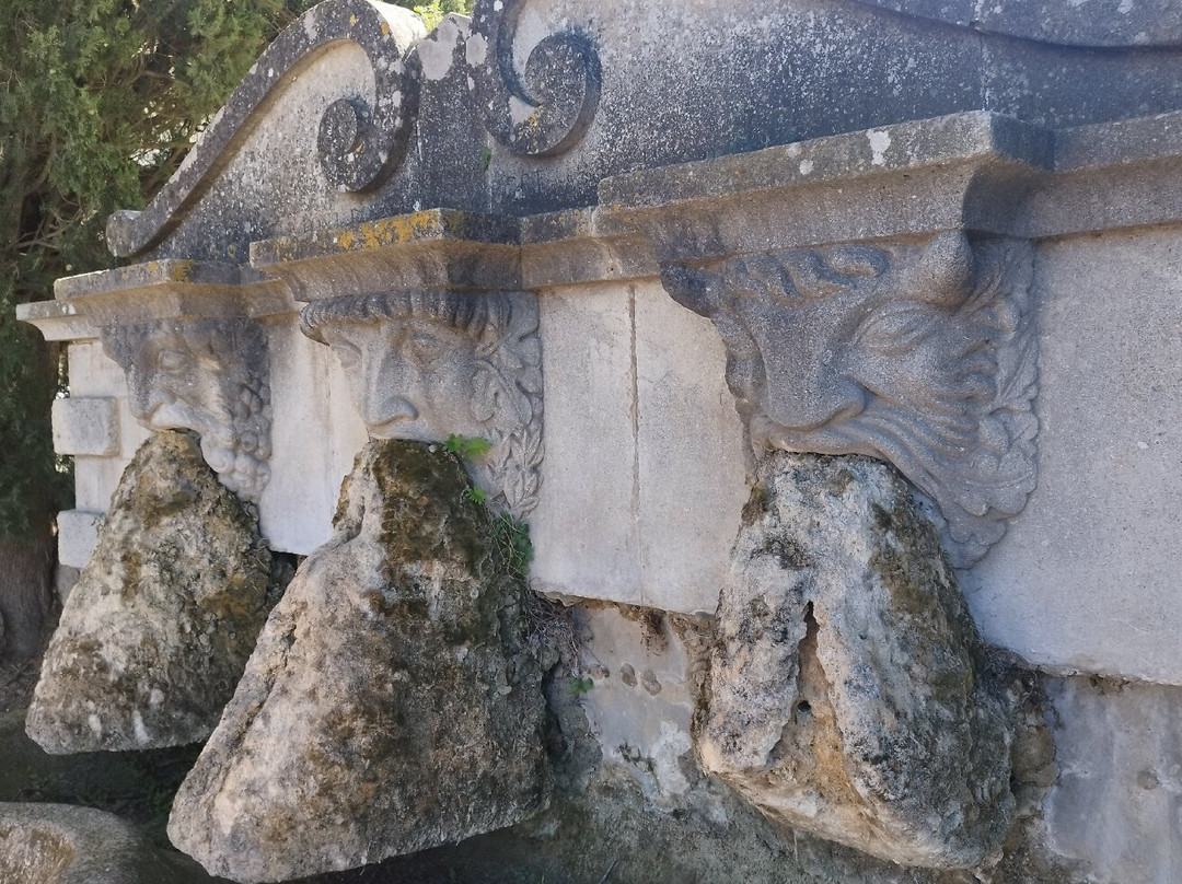 Fontaine aux Trois Masques-Lourmarin必去景点
