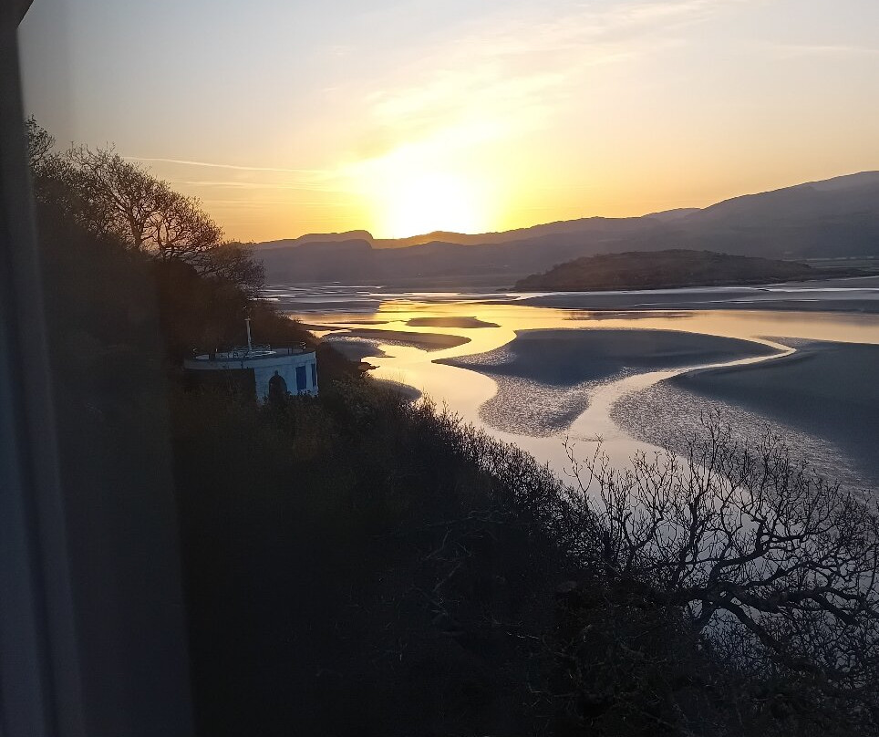 梅里昂港村与德多拉斯城堡酒店主图