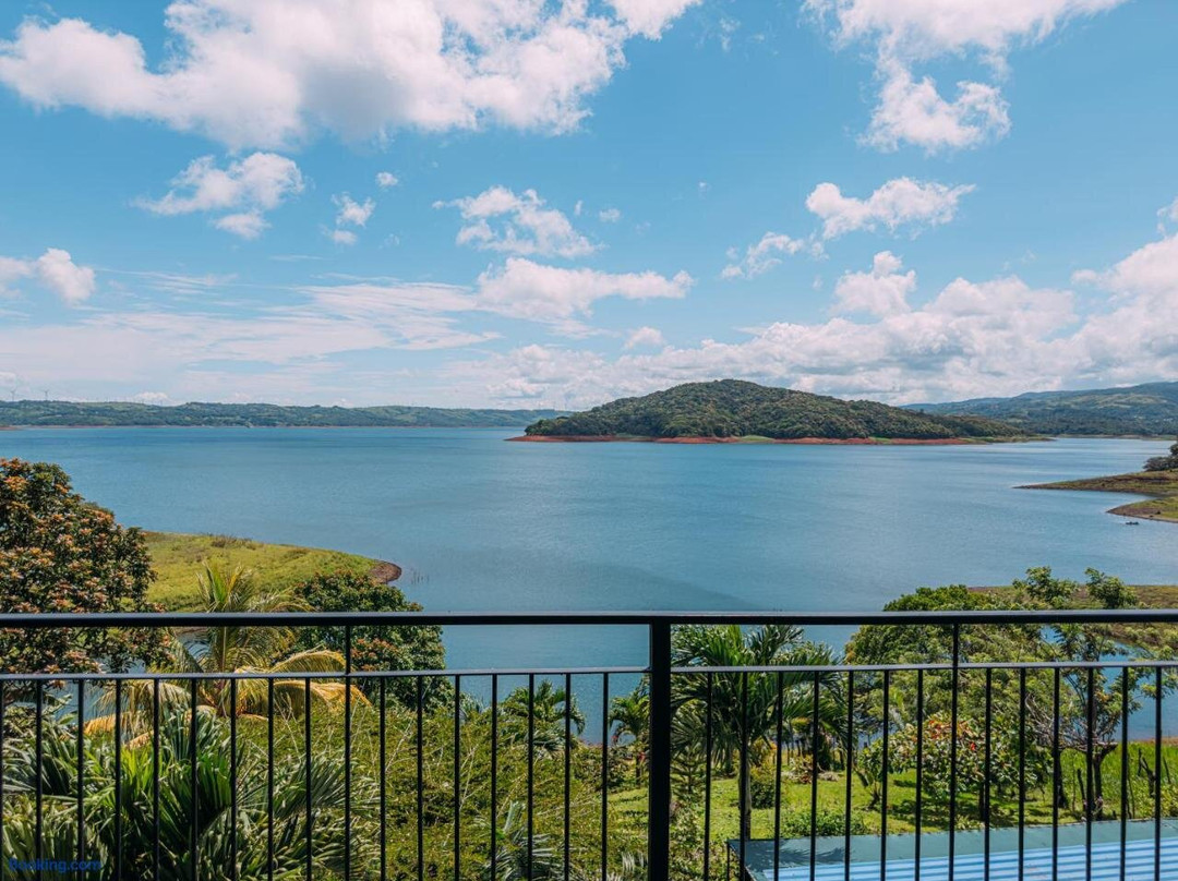 Tinajas Arenal Lakefront Lodge