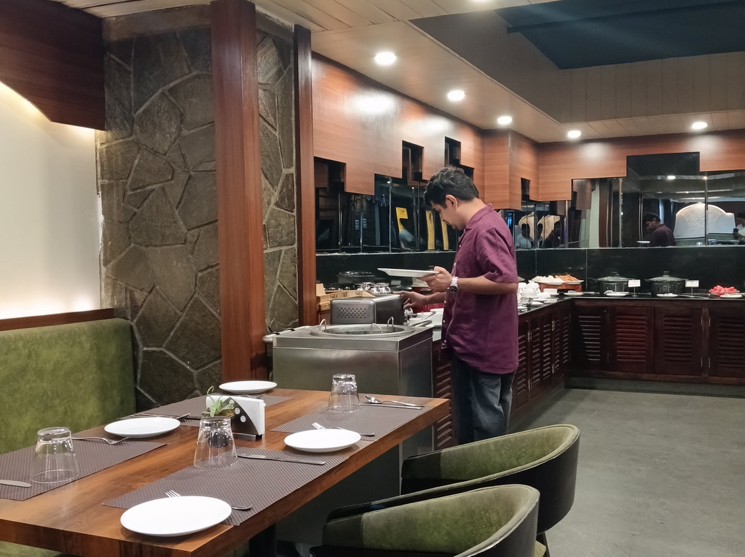 苏米特尔皇后庭院酒店主图