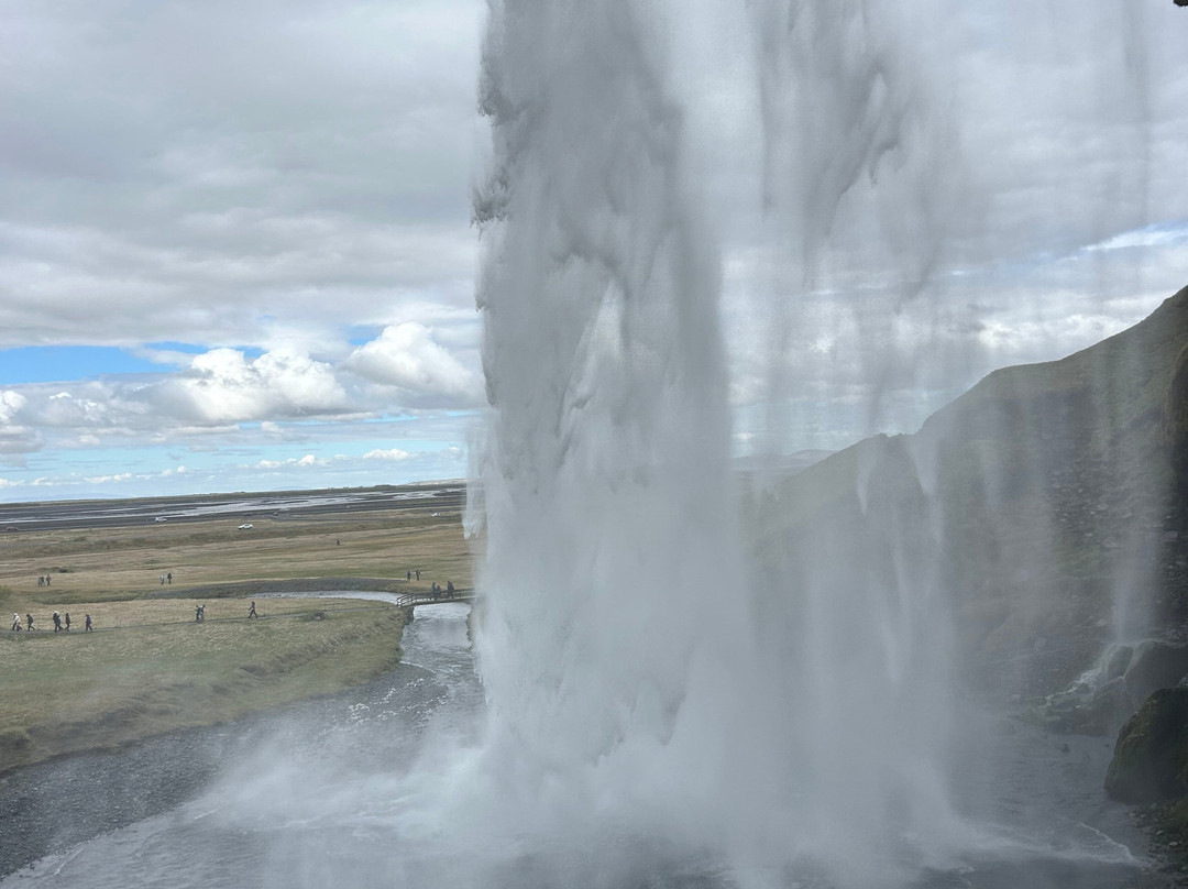Seljalandsfoss waterfall-海拉必去景点