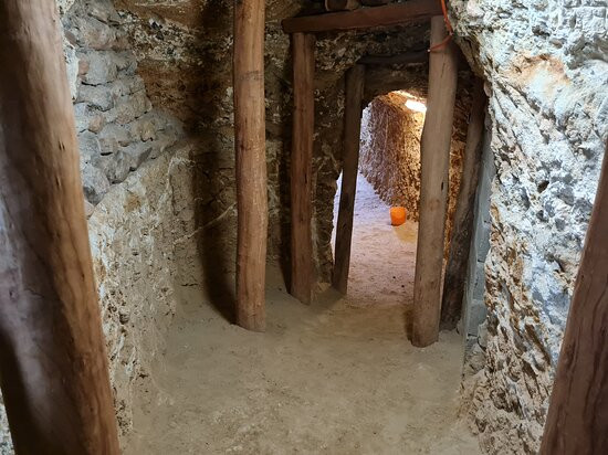 Bobby Dazzler Sapphire Mine Tours-Rubyvale必去景点