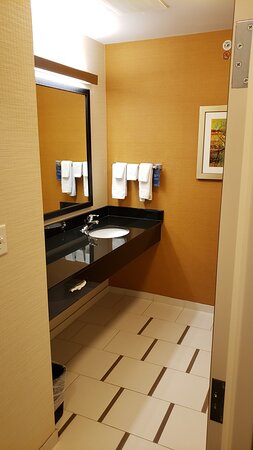 Fairfield Inn & Suites Watertown Thousand Islands-浴室
