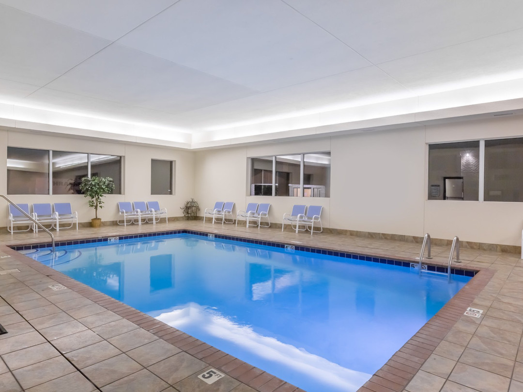 Linn Grove酒店住宿-Reston Inn & Suites