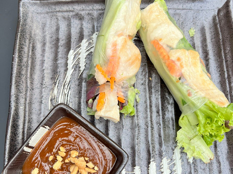 Duqu Lounge, Sushi + More