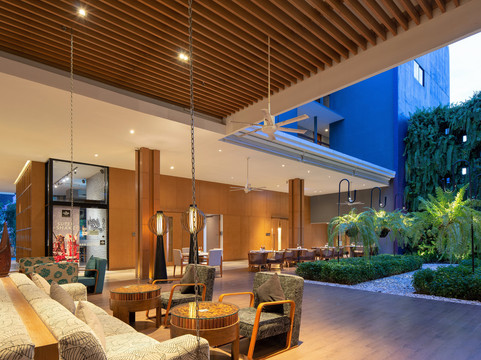 普吉岛巴东海滩中央智选假日酒店 - IHG 旗下酒店主图