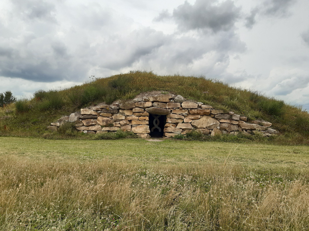 The Long Barrow at All Cannings景点图片