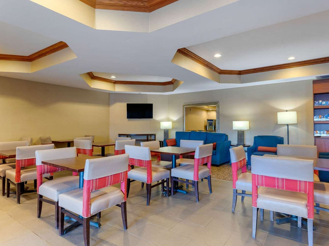 Comfort Suites South Haven Near I-96主图