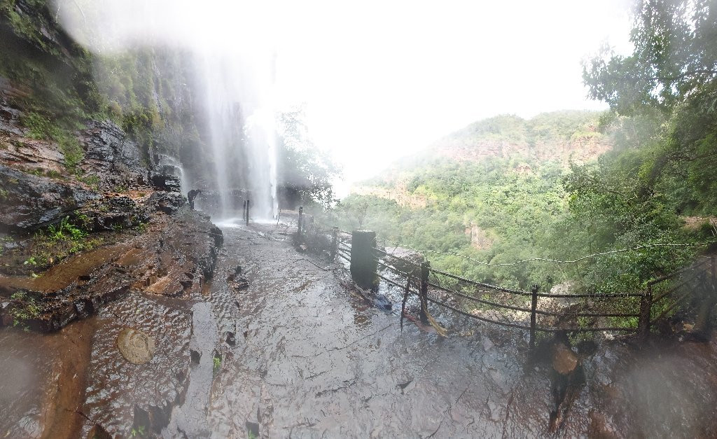 Talakona Waterfall景点图片