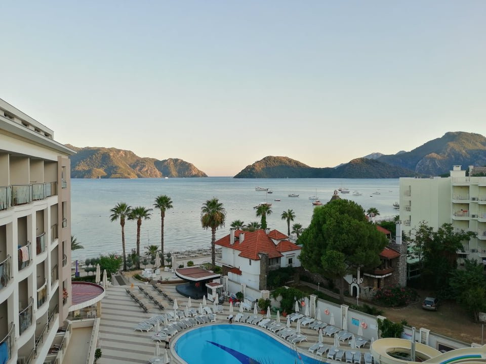 Golden Rock Beach Hotel主图