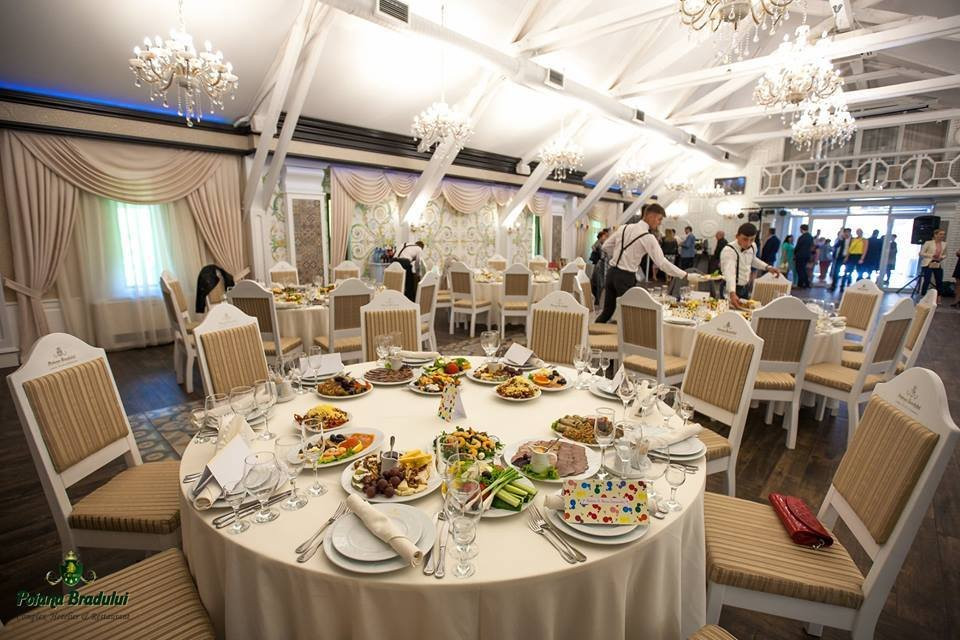 Complex Hotelier & Restaurant Poiana Bradului主图