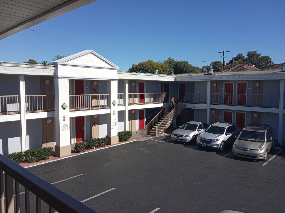 Ramada by Wyndham Torrance主图