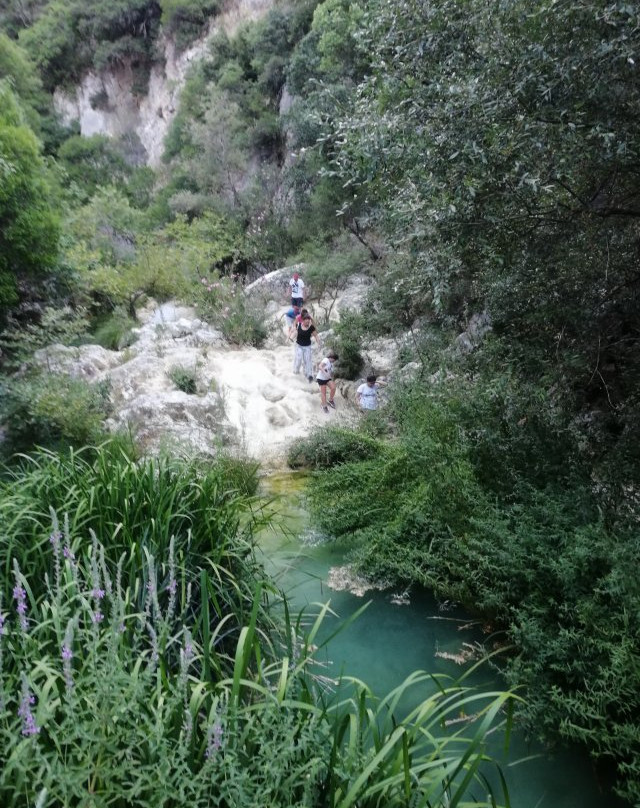 Polylimnio Waterfall景点图片