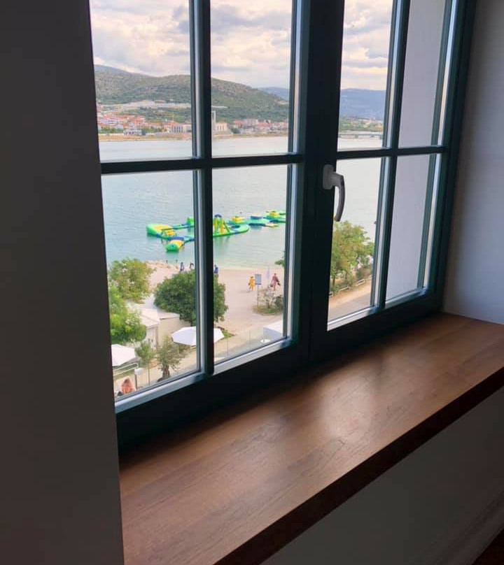 Brown Beach House主图