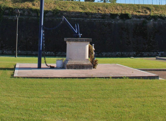 Monumento ai Caduti del mare-佩斯基耶拉德尔加尔达必去景点