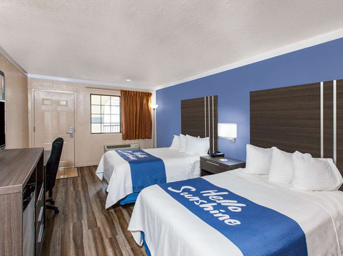 布劳尼希湖戴斯套房酒店主图