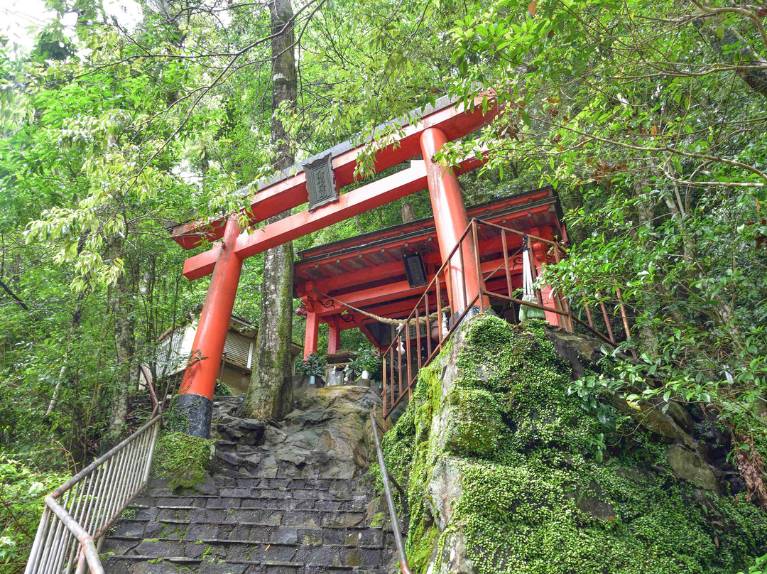 Yaoseo Waterfall景点图片