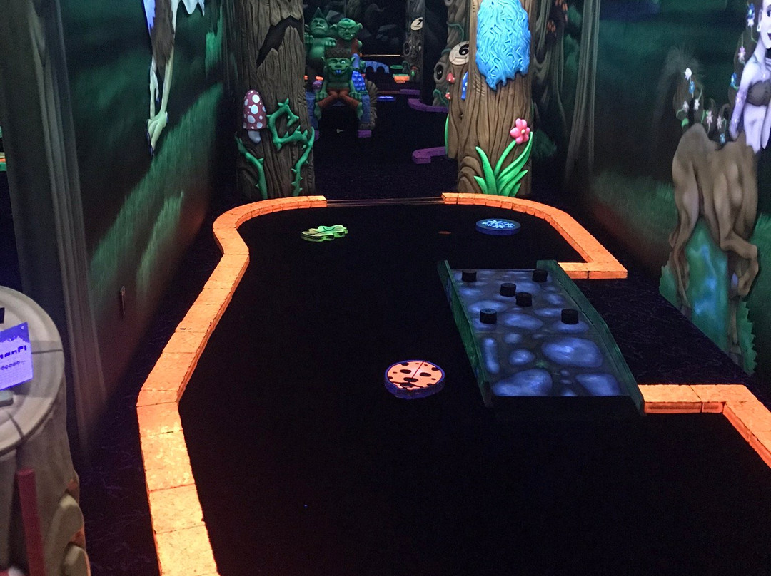 Dragon's Tale Blacklight Mini Golf景点图片