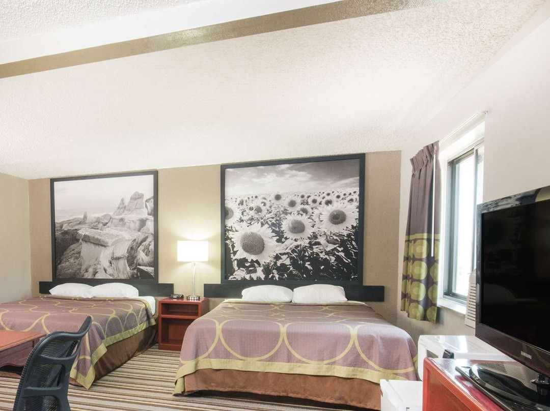 Super 8 by Wyndham Jamestown主图