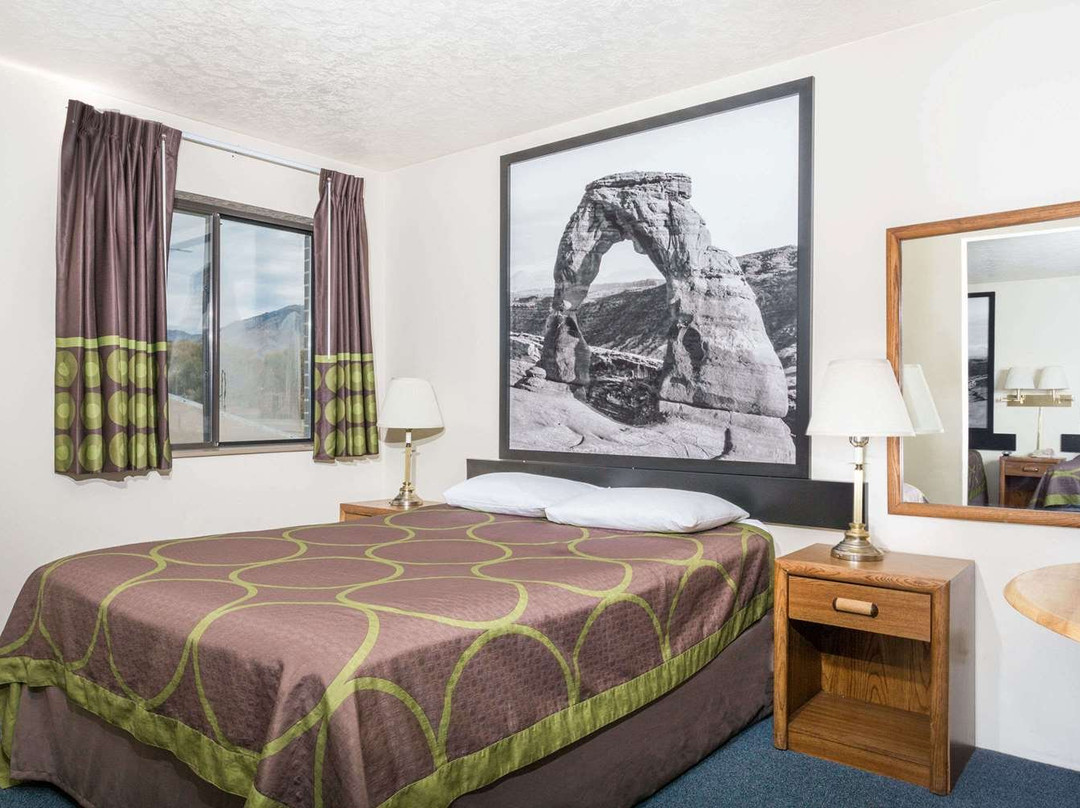 Super 8 by Wyndham Logan主图