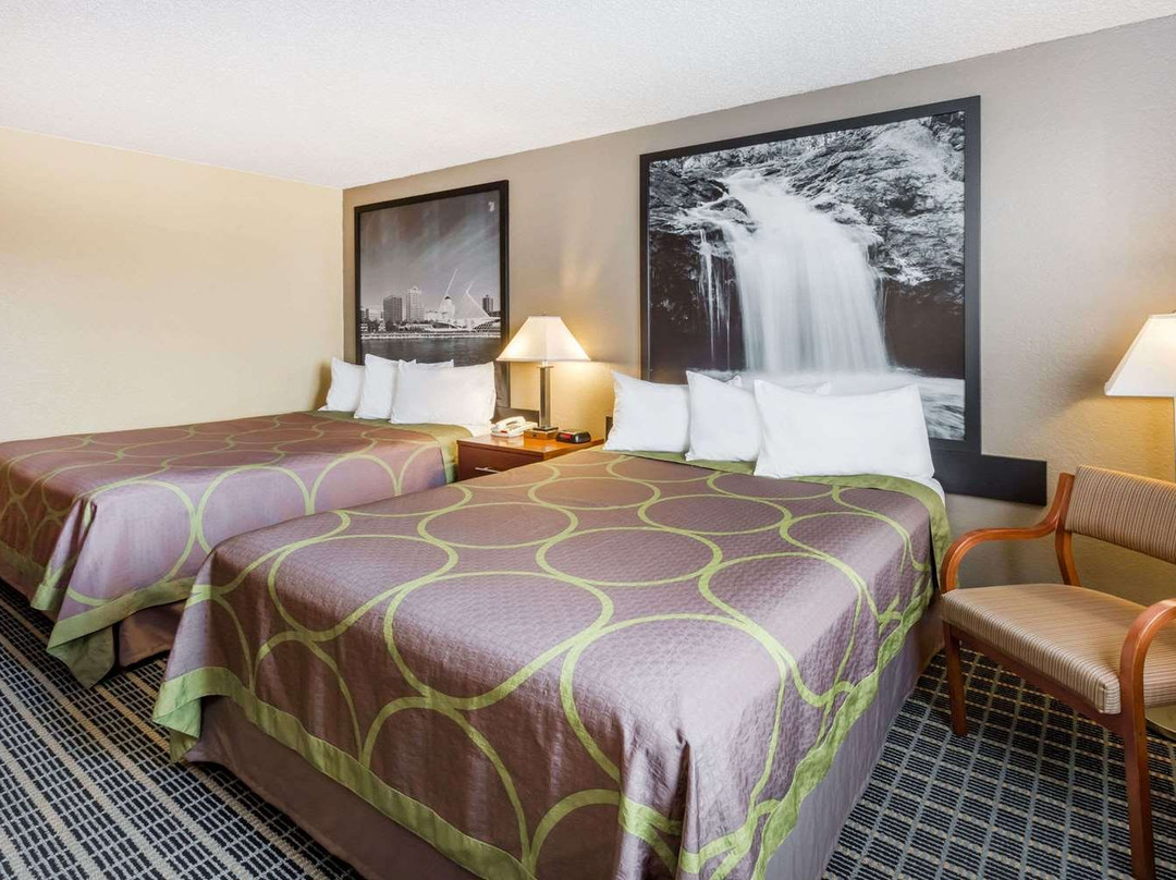 Super 8 by Wyndham Janesville主图