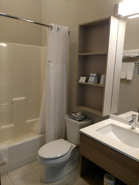 Microtel Inn & Suites by Wyndham Ocean City-浴室