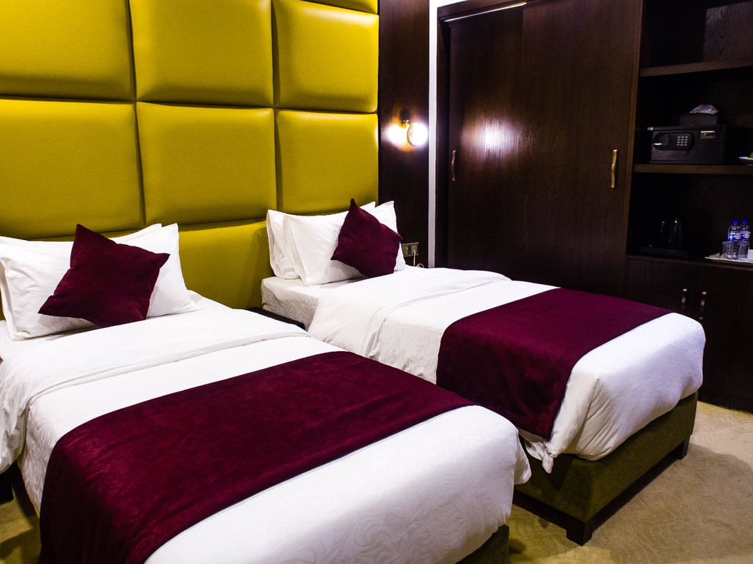 Paris Plaza Hotel主图