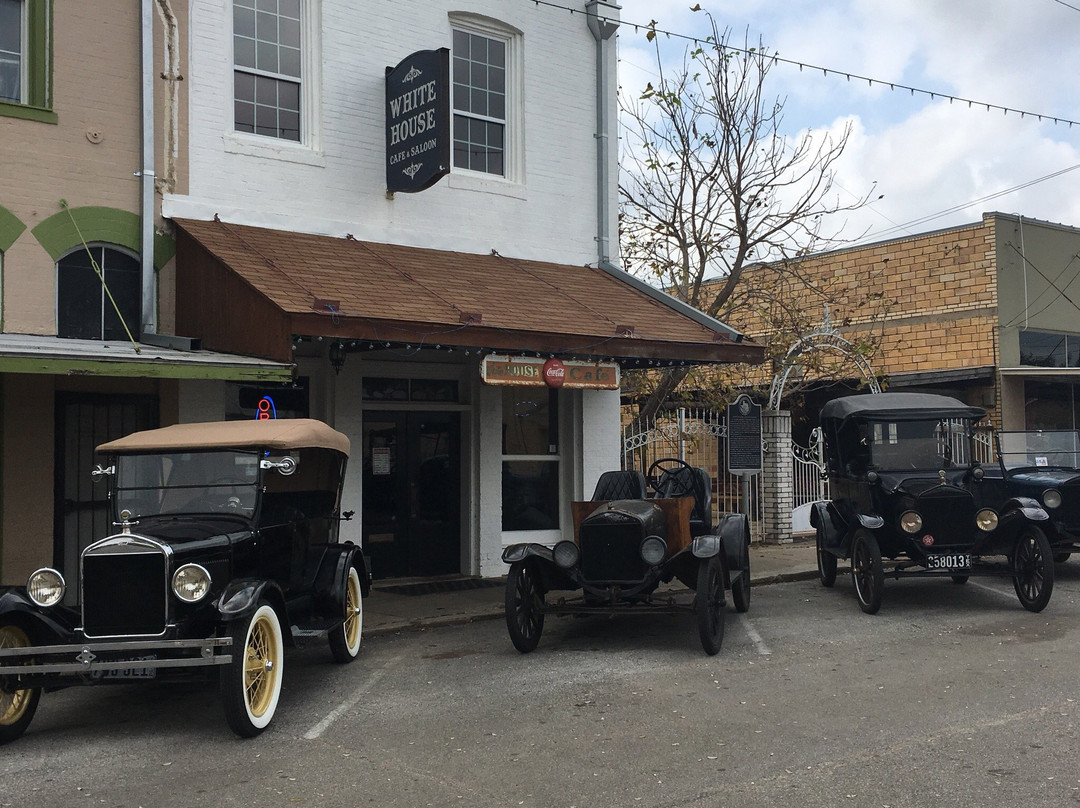 Floresville餐馆和美食-Fluff's White House Cafe