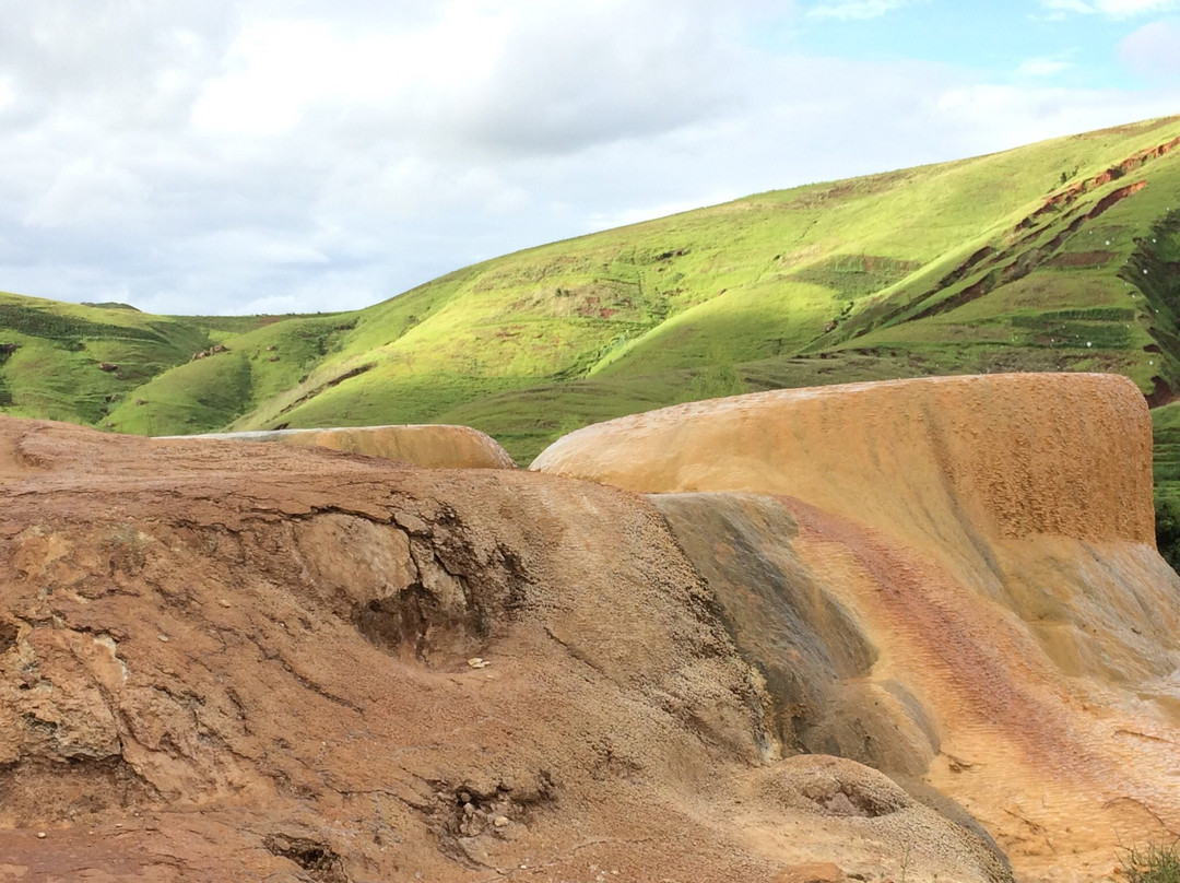 Geysers of Analavory景点图片