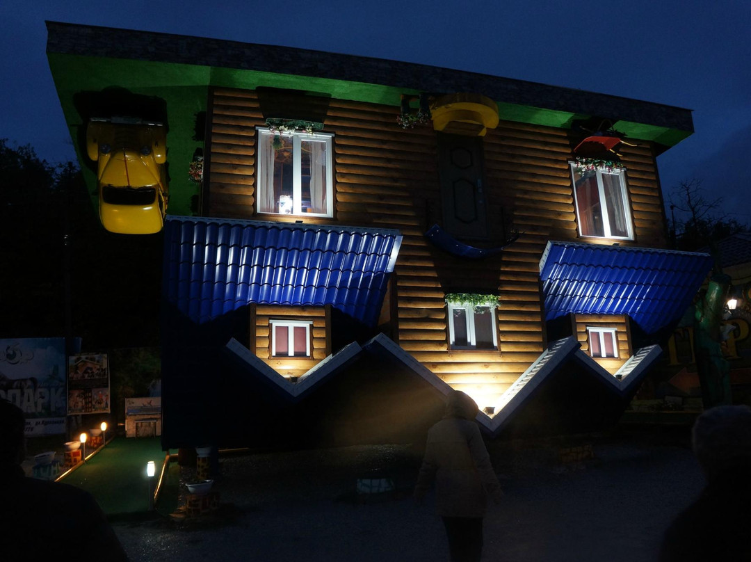 Upside Down House景点图片
