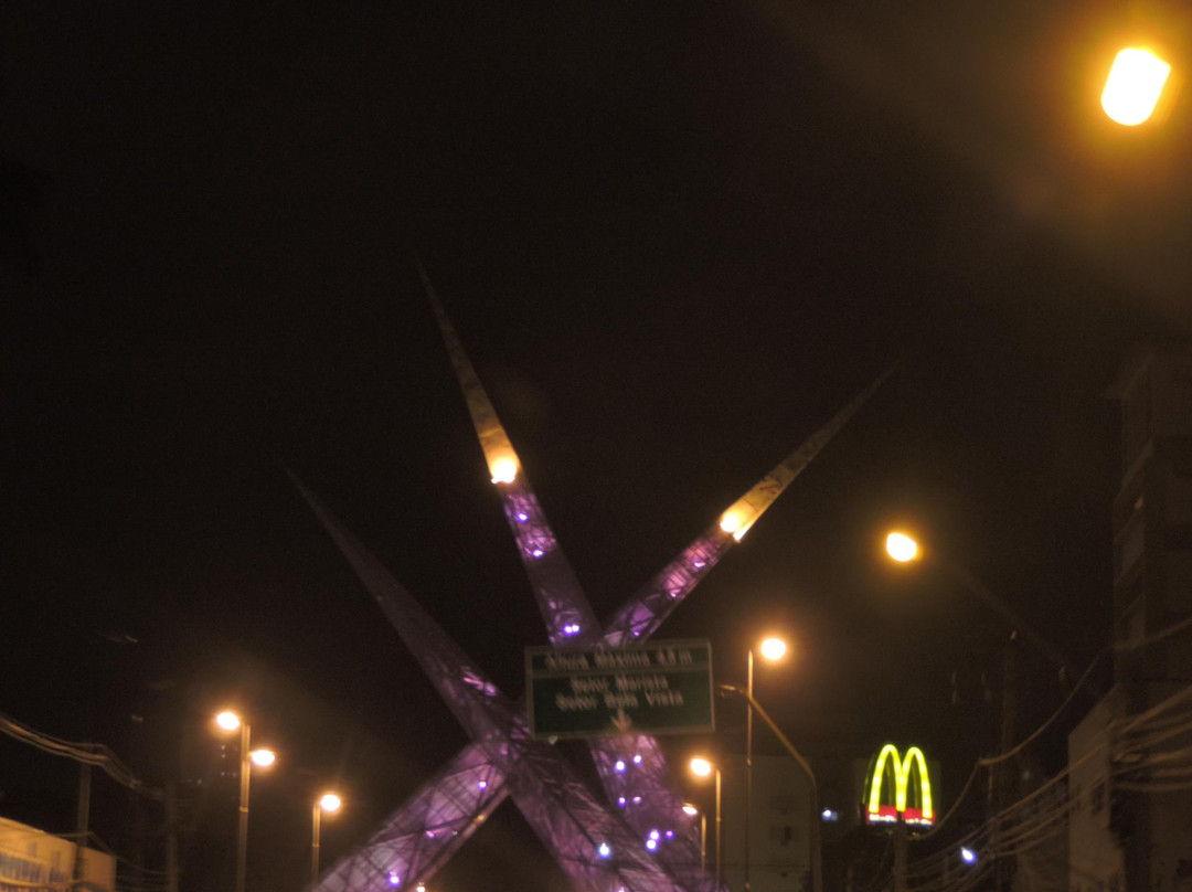 Monumento dos Três Marcos-戈亚尼亚必去景点