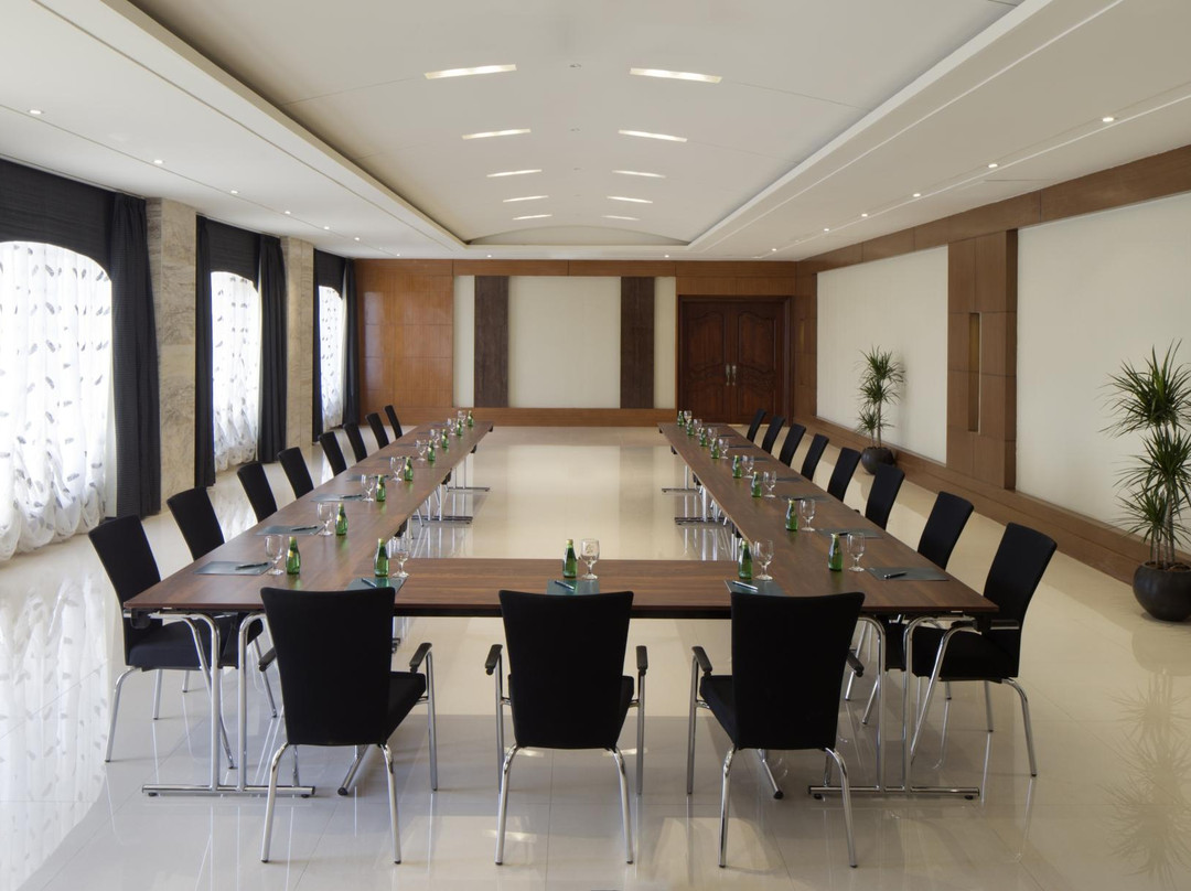 Highcrest Hotel主图