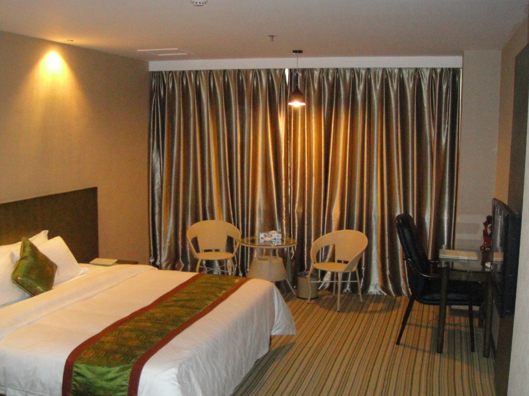 香榭丽宫酒店主图