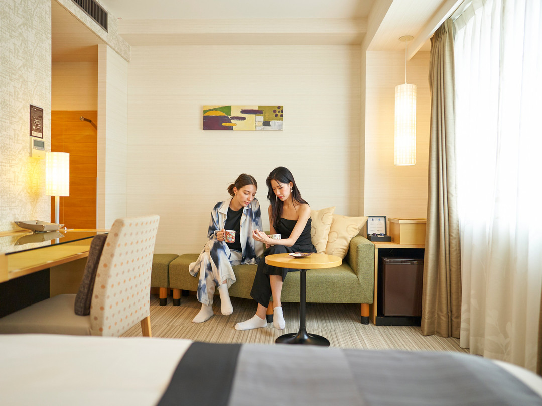 金泽三位神大酒店主图